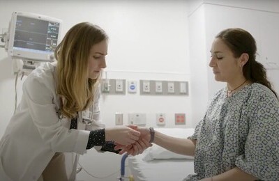 Кодирование Аквилонг в Красном Сулине Врач держит пациентку за руку